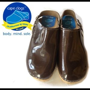 CAPE CLOGS, patented leather Size: 1
